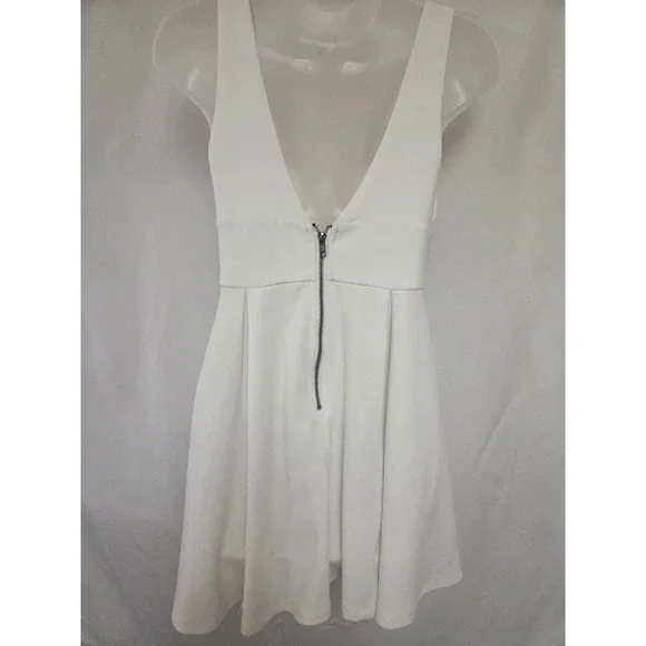 L'ATISTE BY AMY White Floral Embroidered Deep V Neck Fit Flare Dress - Picture 5 of 7